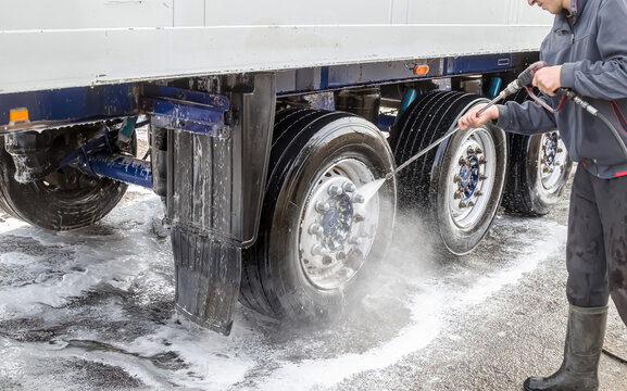 High-pressure fleet washing system